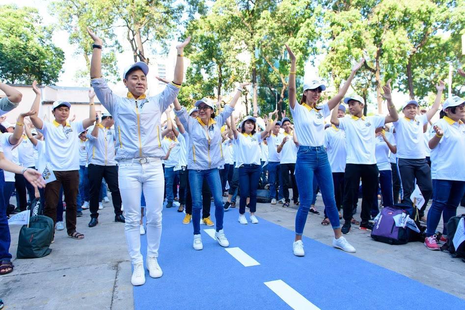 MC Nguyên Khang dạy Dương Tử Quỳnh nhảy Flashmob