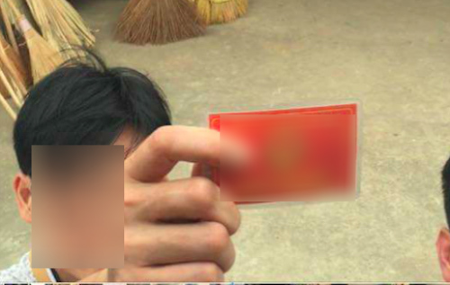 Hà Nội: Va chạm giao thông, rút thẻ đỏ đe dọa lái xe