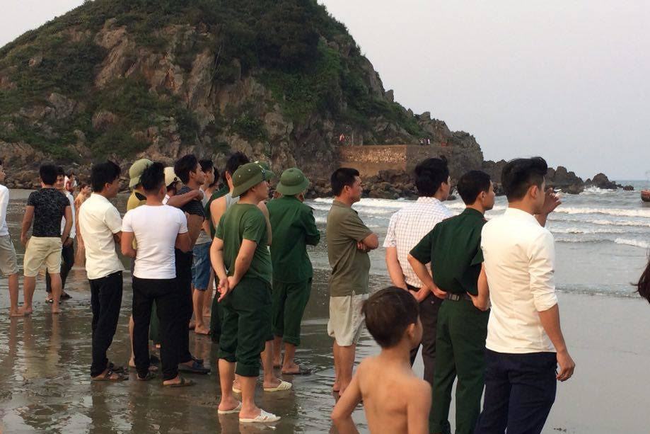 Chụp ảnh kỷ yếu dưới biển, hai học sinh bị sóng cuốn mất tích