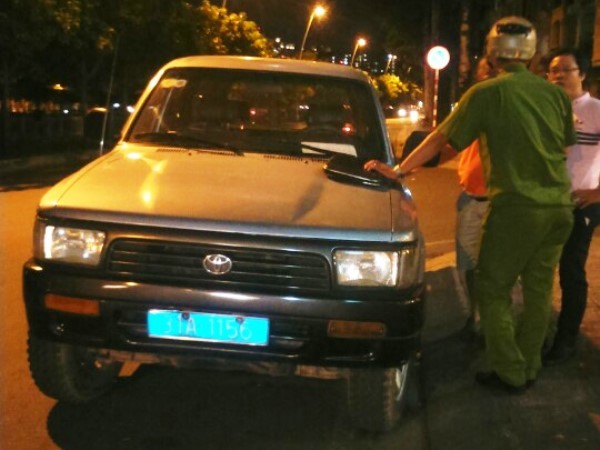 Quận 1 “xử” xe biển xanh 31A đậu ngược chiều trên đường cấm