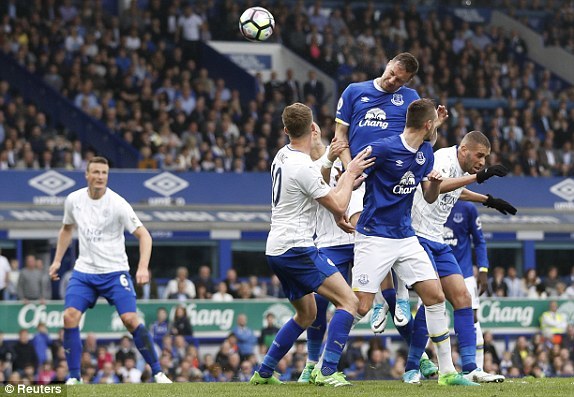 Lukaku lập cú đúp nhấn chìm ĐKVĐ Leicester