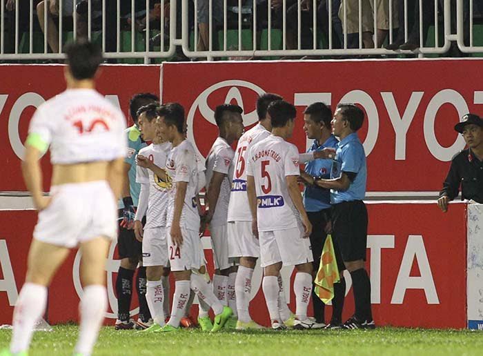 Ban bệ ông Mùi khuyên bầu Đức, HAGL chớ dại