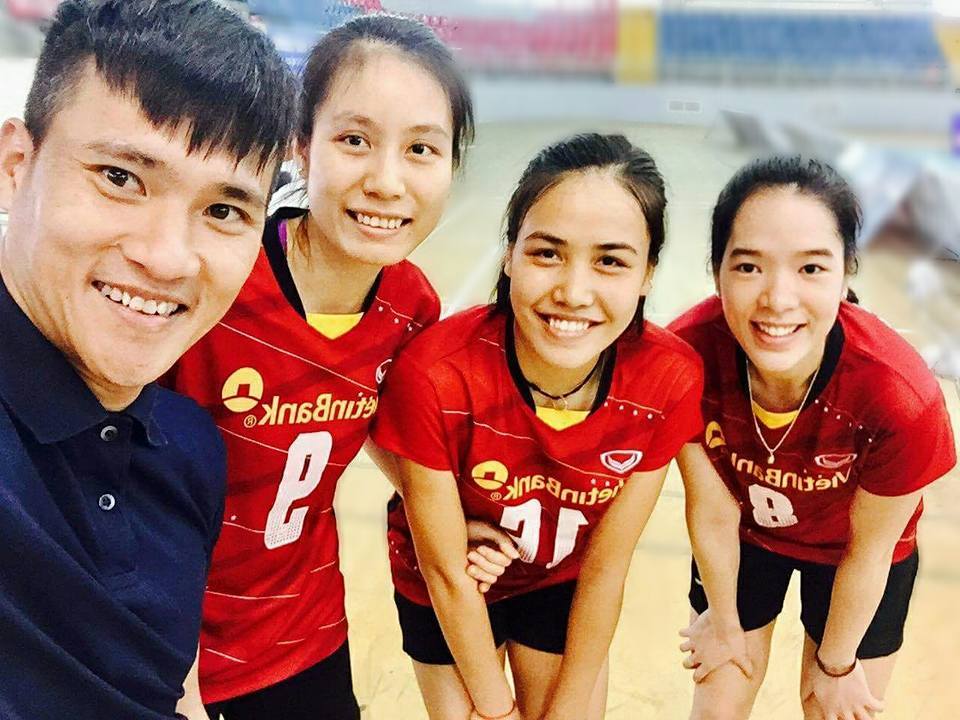 Công Vinh tươi rói bên dàn chân dài