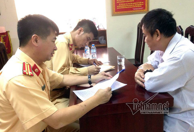 Tước bằng lái xe biển xanh phi ngược chiều trên cầu Nhật Tân