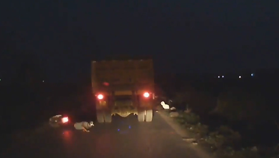 Thanh niên vượt ẩu, suýt bị xe tải cán