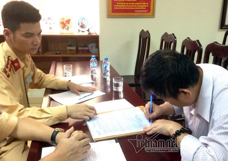 Trần tình của lái xe biển xanh phi ngược chiều trên cầu Nhật Tân