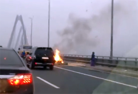 Xe máy cháy rụi trên cầu Nhật Tân