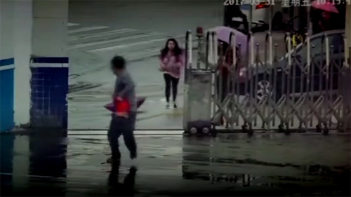 Kỳ lạ tên cướp giật điện thoại rồi cắm đầu chạy vào đồn cảnh sát