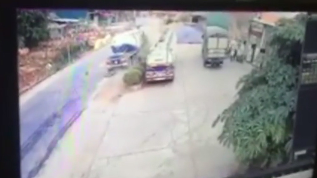 Xe máy chạy cắt mặt container, bị cuốn gọn vào gầm