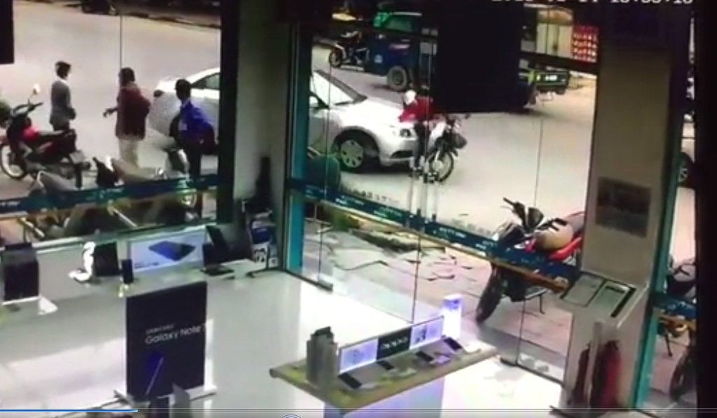 Sang đường ẩu, mẹ chở con nhỏ trên xe máy bị ô tô tông