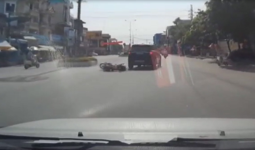 Cô gái sang đường lao thẳng xe máy vào ô tô