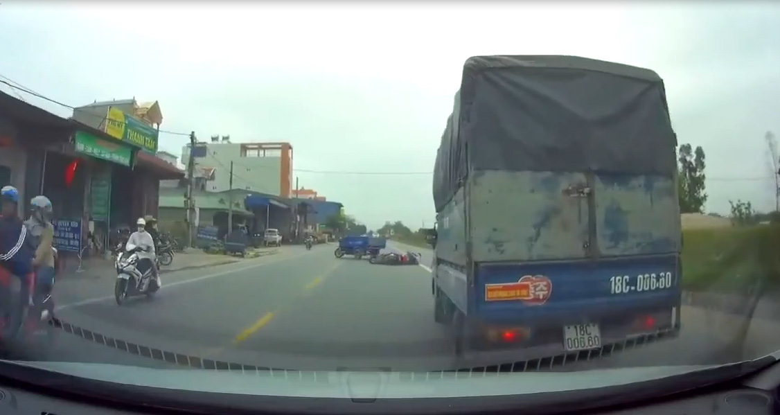 Xe ba gác đột ngột sang đường khiến người đi xe máy ngã nhào