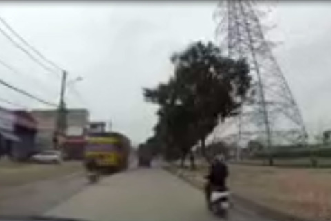 Rẽ sang đường bất ngờ, người đi xe máy bị xe tải tông trực diện