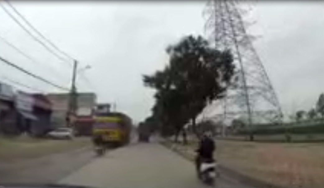 Rẽ sang đường bất ngờ, người đi xe máy bị xe tải tông trực diện