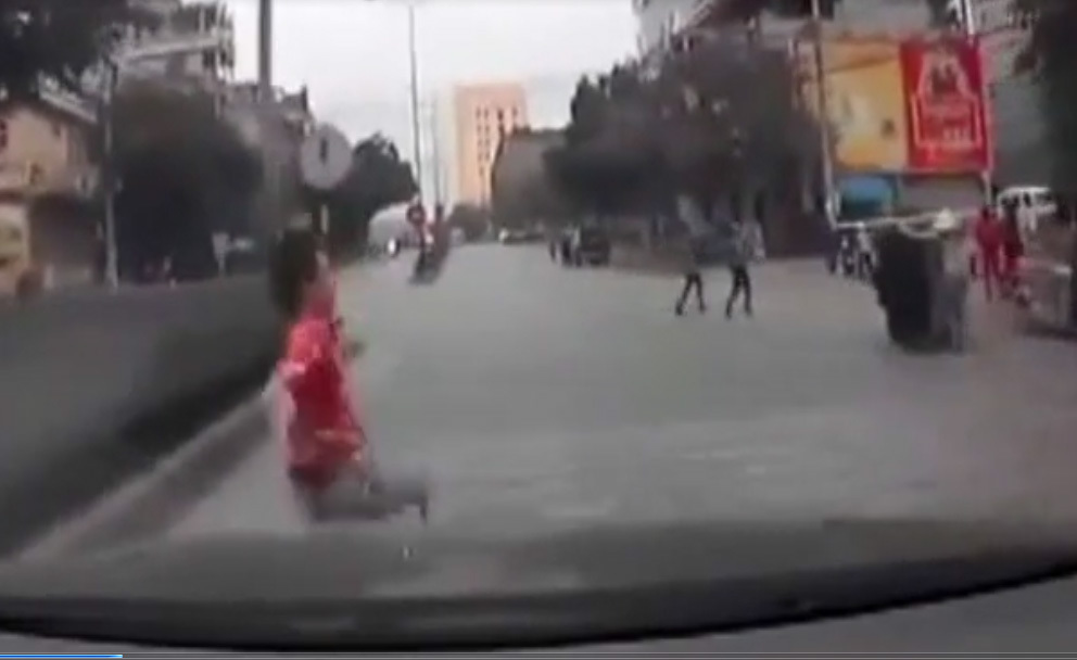 Thanh niên vượt rào chắn qua đường lao vào gầm ô tô