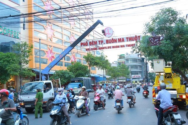 Dẹp chợ đêm, tiểu thương ôm chân Phó chủ tịch TP lạy như tế sao