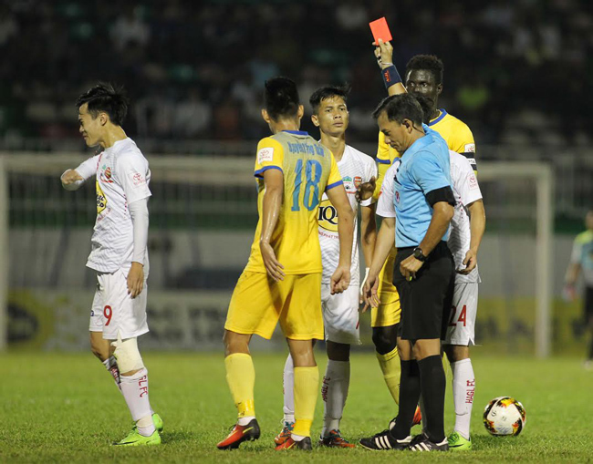 V-League loạn vì trọng tài: Ông Mùi bốc... phone mà hỏi bầu Đức!