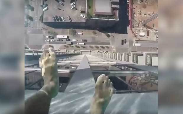 Rợn người bước trên bể bơi đáy kính, cách đất 152m