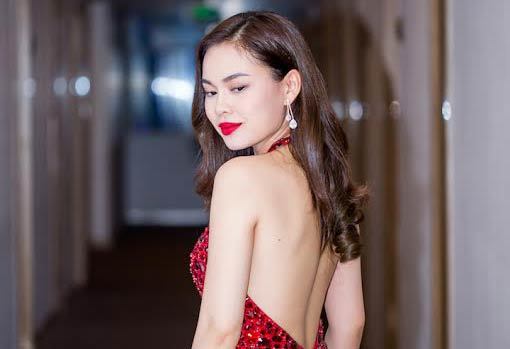 Giang Hồng Ngọc váy đỏ khoe lưng trần quyến rũ