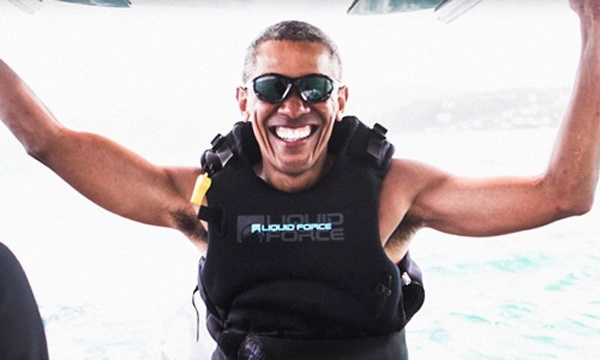 Rời Nhà Trắng, vợ chồng Obama mải mê bơi lội, lướt sóng