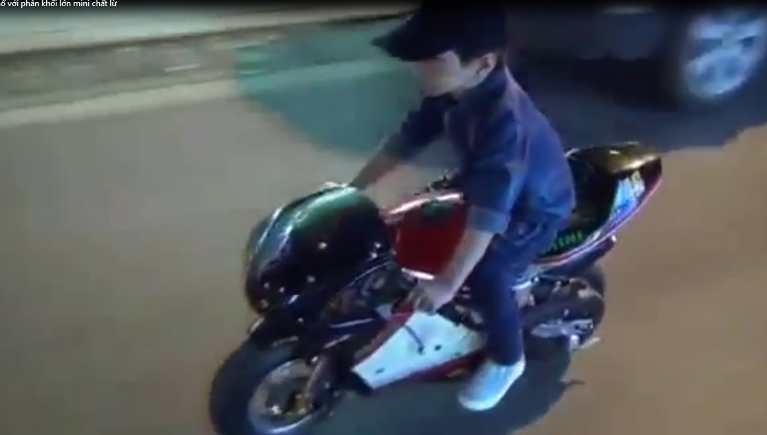Bé trai lái môtô mini lượn phố gây xôn xao