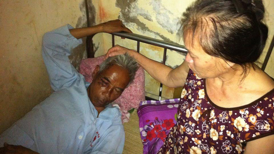 2 cô gái tông ông lão ngất xỉu rồi chở ra nghĩa địa