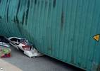 Container đè nát xe 5 chỗ, 2 người tử vong