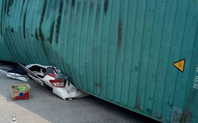 Container đè nát xe 5 chỗ, 2 người tử vong