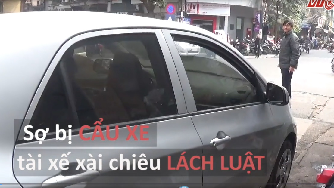 Sợ bị cẩu xe, tài xế đồng loạt dùng cách này để 'lách luật'