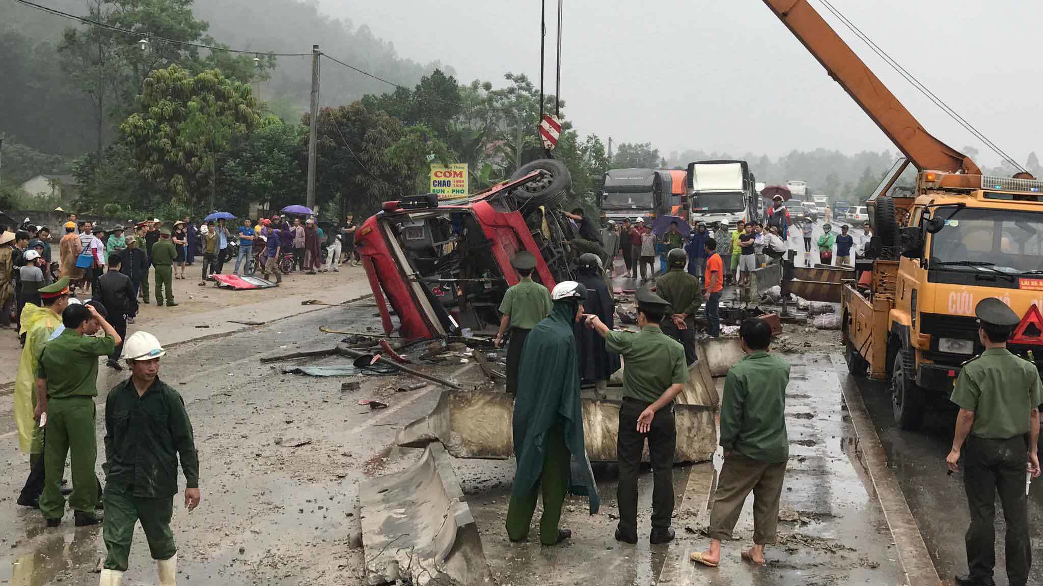 Xe khách lật sau tiếng nổ lớn, 2 người chết