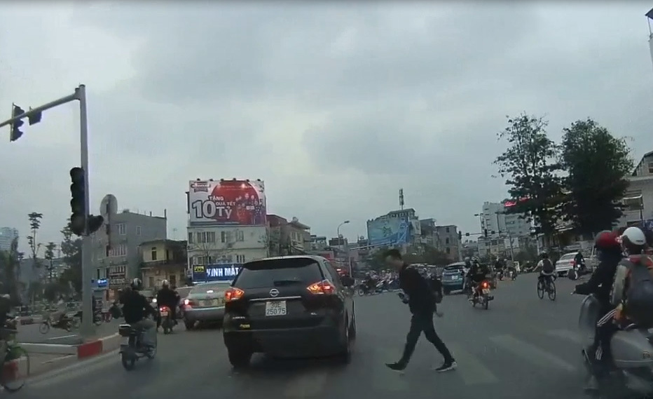 Chàng trai cúi đầu cảm ơn tài xế ô tô nhường đường