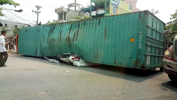 Nỗi kinh hoàng khi chạy gần xe container