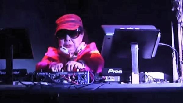 Ngày làm há cảo, đêm cụ bà 82 tuổi hóa thân thành DJ cuồng nhiệt