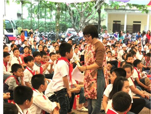 ‘Tủ sách Lam Sơn’ đến với học sinh Đông Sơn, Thanh Hóa