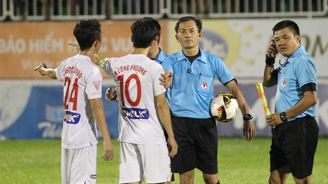 Phá vỡ phe cánh trọng tài V-League: Phải chơi... bạo!