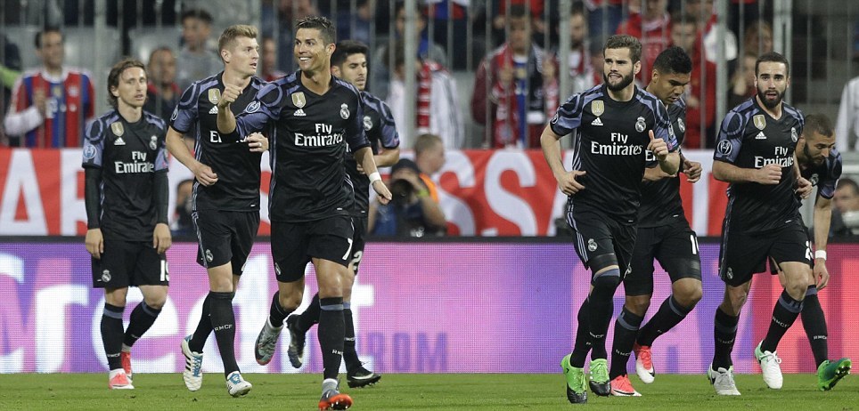 Ronaldo lập cú đúp, Real