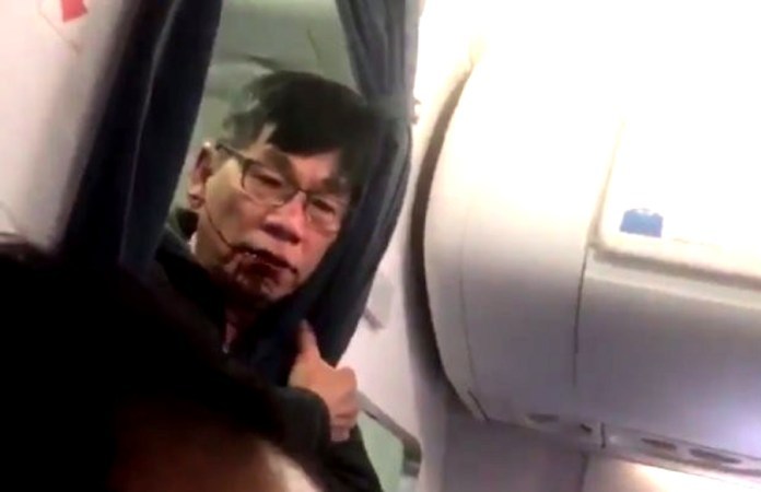 'Overbook' không hành xử như United Airlines kéo lê BS David Dao