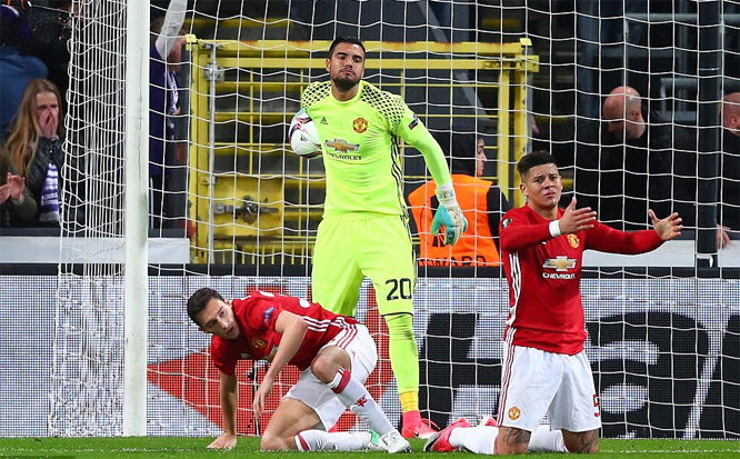 MU đánh rơi chiến thắng phút chót