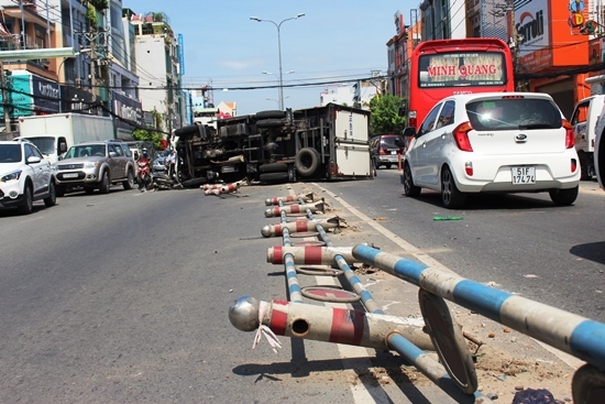 Xe tải tông xe máy rồi lật ngang, đôi vợ chồng nguy kịch