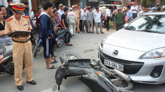 Lái xe gây tai nạn, người ngồi sau có phải chịu trách nhiệm?