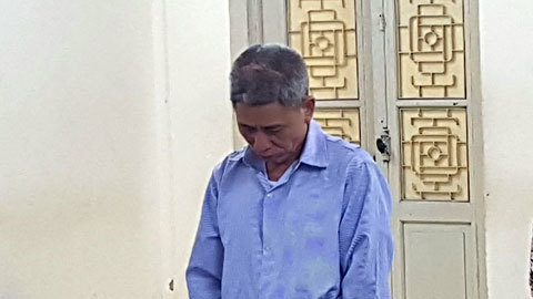 Gã đàn ông có 'hành động kỳ quặc' với con gái riêng của vợ