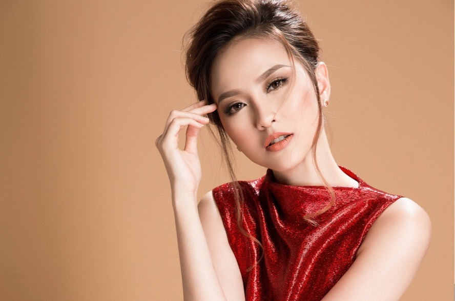 Hoa khôi Khánh Ngân đẹp kiêu kì với đầm kim sa lấp lánh