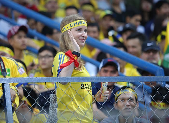 Nữ CĐV nước ngoài xinh đẹp tiếp lửa SLNA ở Hàng Đẫy