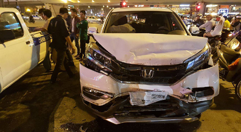 Ô tô tông trực diện ở Hà Nội, nam thanh đi xe máy bị gẫy cổ