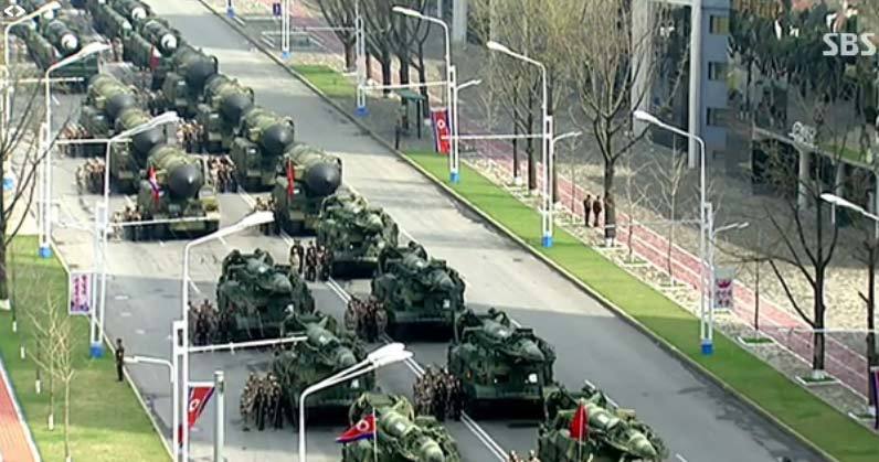 Triều Tiên khoe tên lửa đạn đạo phóng từ tàu ngầm tại lễ duyệt binh