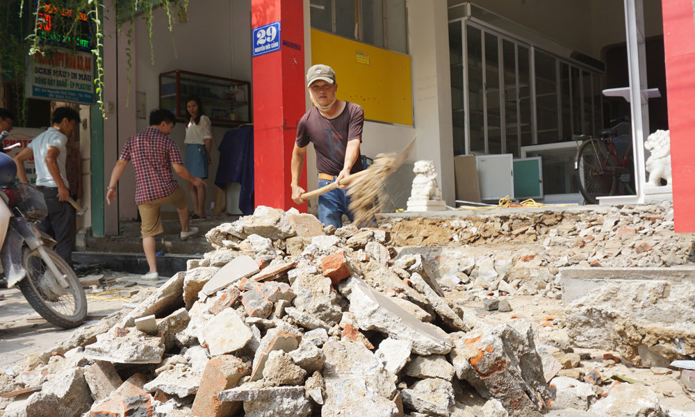 Nghệ An: Tháo dỡ bốt bảo vệ bệnh viện tỉnh lấn chiếm vỉa hè