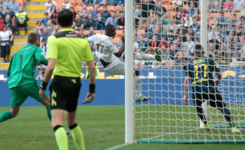 Milan hòa siêu kịch tính nhờ