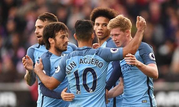 Trọng tài mờ mắt, Man City vẫn thắng to để trở lại top 3