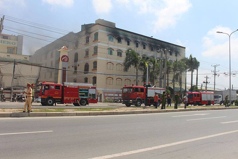 Công ty may ở Cần Thơ tiếp tục cháy, khói mù mịt