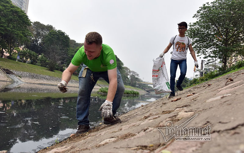 'Ông Tây móc cống' lại nhặt rác sông Tô Lịch
